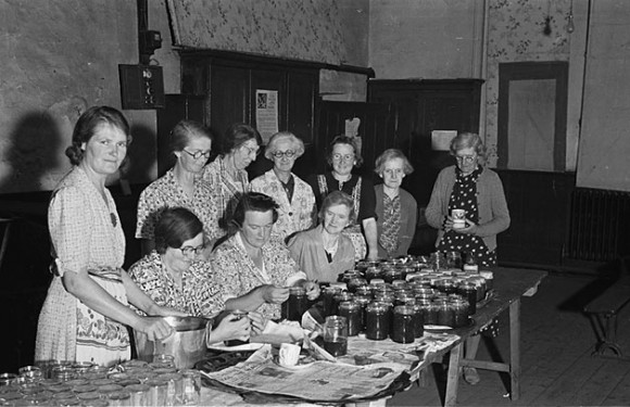 Members of a WI make jam during WW2